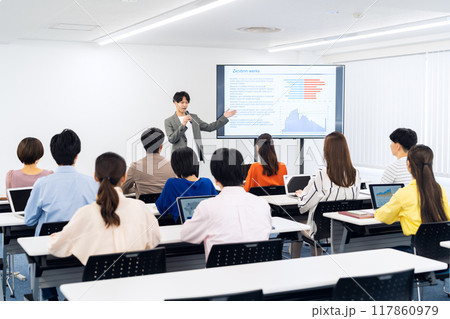 セミナーを受ける若い男女 117860979