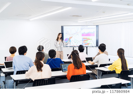 セミナーを受ける若い男女 117860984