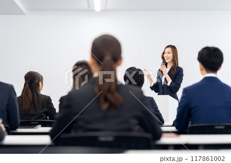研修を受けるビジネスマン 研修を受けるビジネスマン 117861002