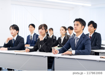 研修を受けるビジネスマン 117861008