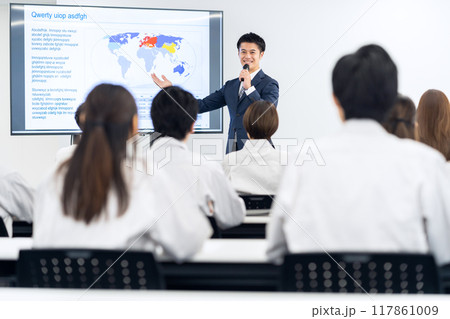 研修を受けるビジネスマン 研修を受けるビジネスマン 117861009