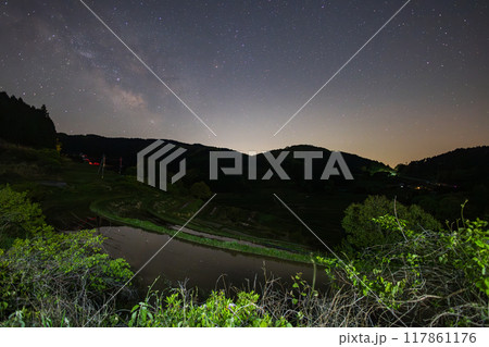 日本の岡山県美咲町の美しい棚田に浮かぶ星空 日本の岡山県美咲町の美しい棚田に浮かぶ星空 117861176