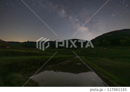 日本の岡山県美咲町の美しい棚田に浮かぶ星空 117861183