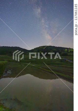 日本の岡山県美咲町の美しい棚田に浮かぶ星空 日本の岡山県美咲町の美しい棚田に浮かぶ星空 117861185