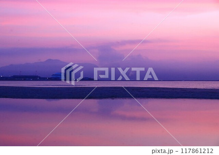 美保湾の朝焼け 117861212