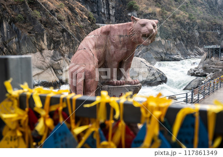 A Tiger statue an iconic landmark at Tiger Leaping Gorge in Yunnan province of China. 117861349