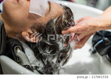 beauty parlor 117861558
