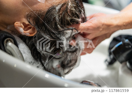 beauty parlor 117861559