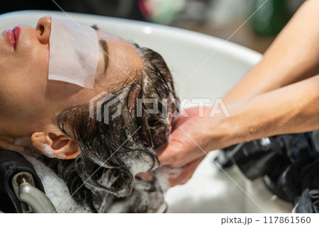 beauty parlor 117861560