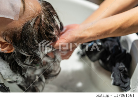 beauty parlor 117861561