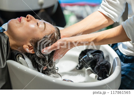 beauty parlor 117861565