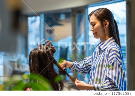 beauty parlor 117861585