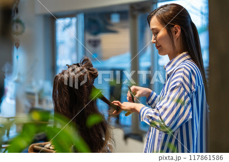 beauty parlor 117861586