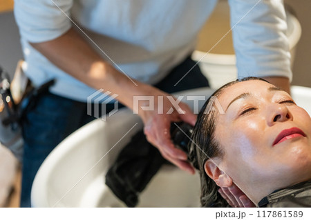 beauty parlor 117861589