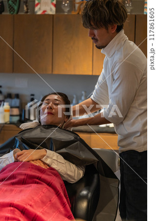 beauty parlor 117861605