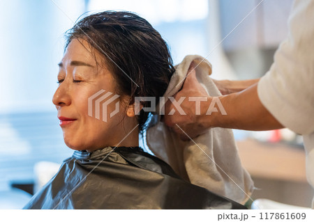 beauty parlor 117861609