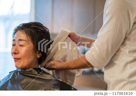 beauty parlor 117861610