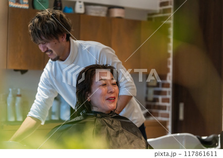 beauty parlor 117861611