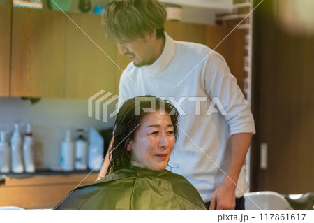 beauty parlor 117861617