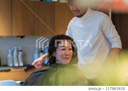 beauty parlor 117861618