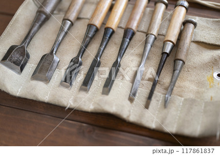 使い込まれた鑿のセット 117861837