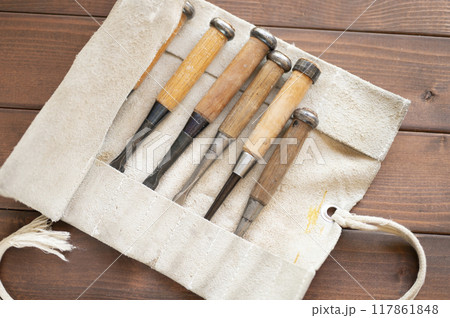 使い込まれた鑿のセット 117861848