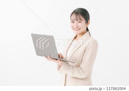 パソコンを持つ20代女性 パソコンを持つ20代女性 117862004