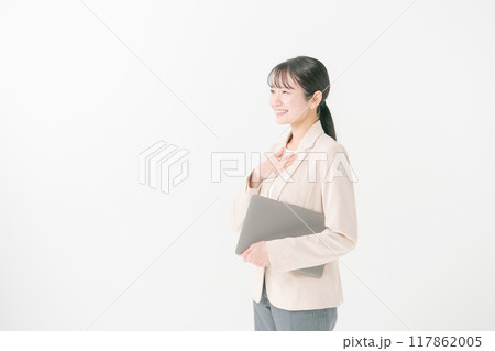 パソコンを持つ20代女性 117862005