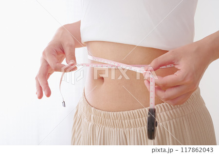 ダイエットの成功を喜ぶ女性 117862043