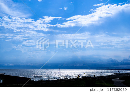 真夏の片瀬海岸から湘南の海を眺める（神奈川県藤沢市） 117862089