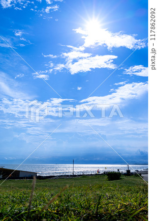 真夏の片瀬海岸から湘南の海を眺める(神奈川県藤沢市) 真夏の片瀬海岸から湘南の海を眺める(神奈川県藤沢市) 117862092