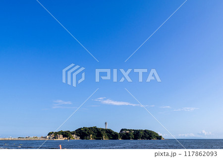 湘南の海と青い空と江の島(神奈川県藤沢市) 湘南の海と青い空と江の島(神奈川県藤沢市) 117862093