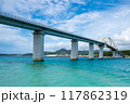 美しい海にかかる瀬底大橋 117862319