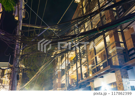 フィリピン ボラカイ島の夜の建物と束になった電線 フィリピン ボラカイ島の夜の建物と束になった電線 117862399