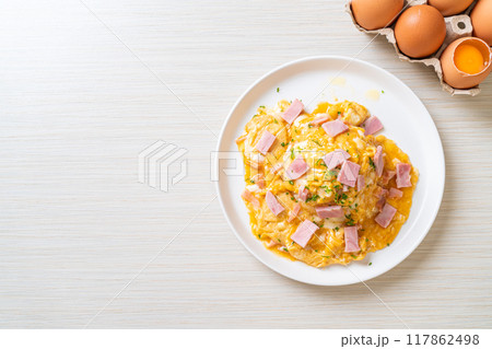 Creamy Omelet with Ham on Rice 117862498