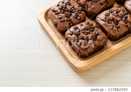 dark chocolate brownies topped by chocolate chips 117862505