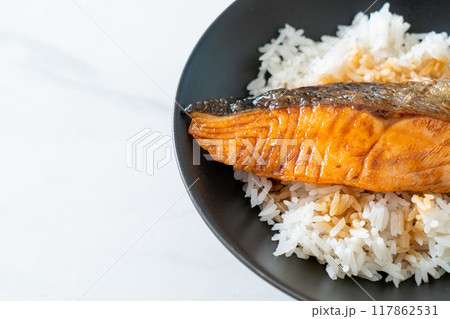 Grilled Salmon with Soy Sauce Rice Bowl 117862531