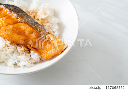 Grilled Salmon with Soy Sauce Rice Bowl 117862532