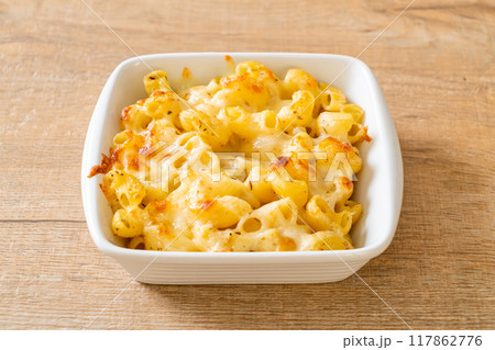 American mac and cheese, macaroni pasta in cheesy sauce 117862776