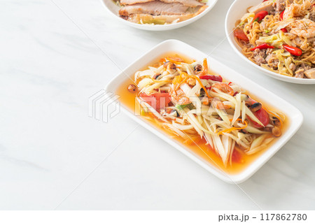 Som Tum - Spicy papaya salad 117862780