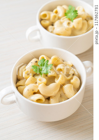 macaroni and cheese with herbs 117862781