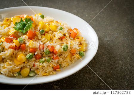 fried rice with mixed vegetable (carrot, green bean peas, corn) and egg 117862788