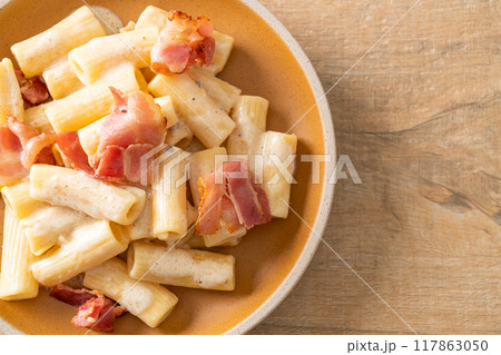 spaghetti rigatoni pasta with white sauce and bacon spaghetti rigatoni pasta with white sauce and bacon 117863050