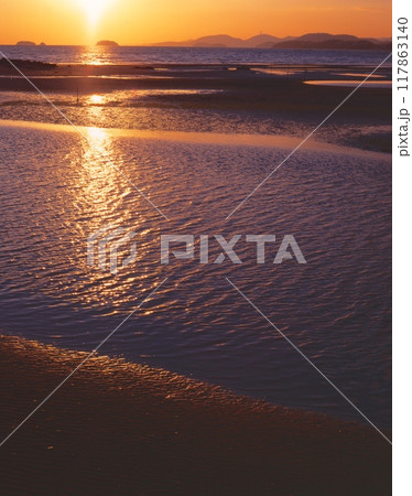 黄金色に輝く「新舞子浜の干潟」と播磨灘の夕景 /兵庫県たつの市御津町黒崎 117863140