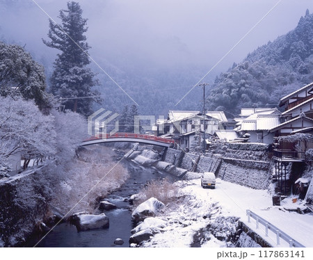 室生寺の雪景色/室生川に架かる赤い太鼓橋 /奈良県宇陀市室生 117863141