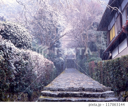 京都・大原の里にある「建礼門院御陵」の雪景色 /京都府京都市左京区大原草生町 京都・大原の里にある「建礼門院御陵」の雪景色 /京都府京都市左京区大原草生町 117863144