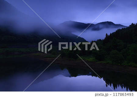 岩手県西和賀町　新緑の錦秋湖 117863493