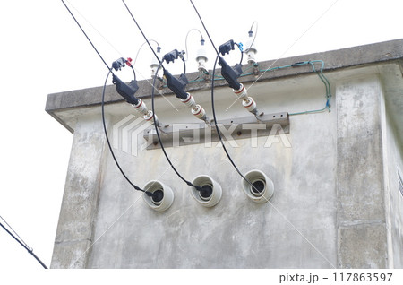 古い建物の壁に取り付けられた電線 古い建物の壁に取り付けられた電線 117863597