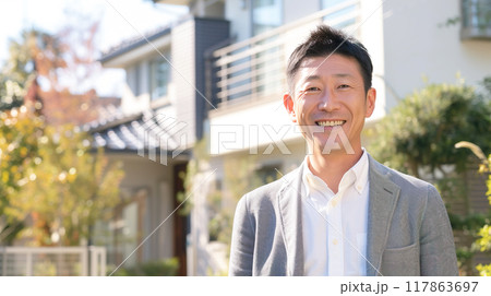自宅の前に笑顔で立つ男性 自宅の前に笑顔で立つ男性 117863697