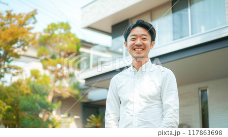 自宅の前に笑顔で立つ男性 自宅の前に笑顔で立つ男性 117863698